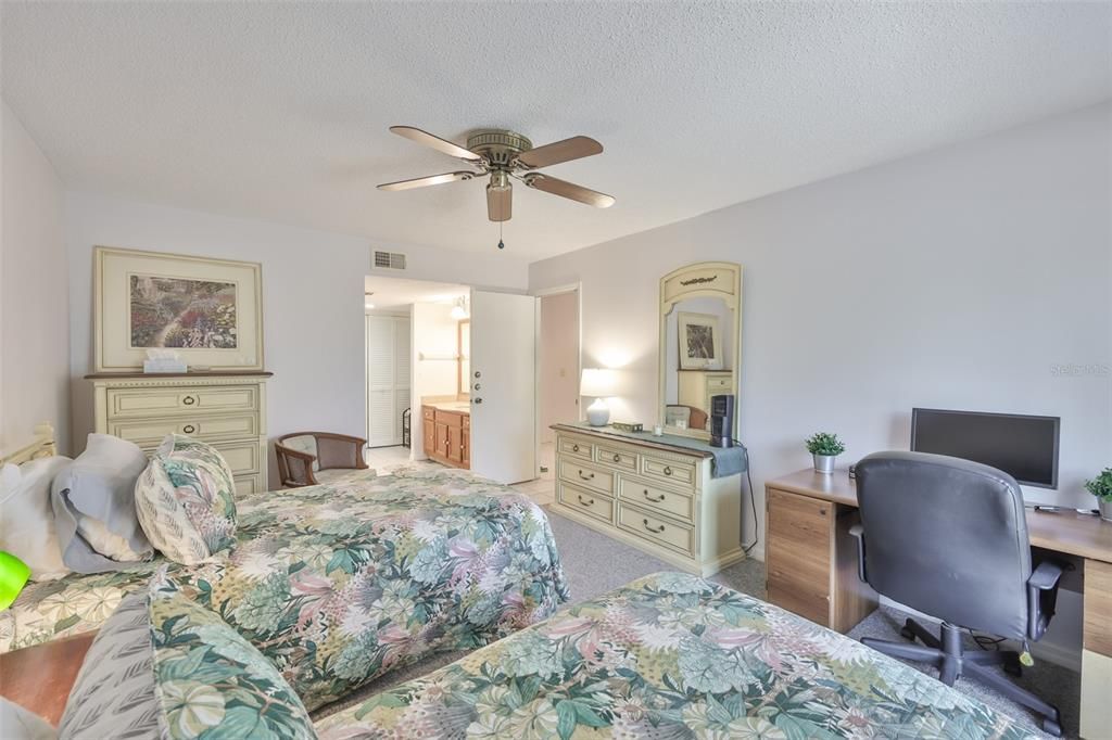 For Sale: $169,900 (2 beds, 2 baths, 1219 Square Feet)