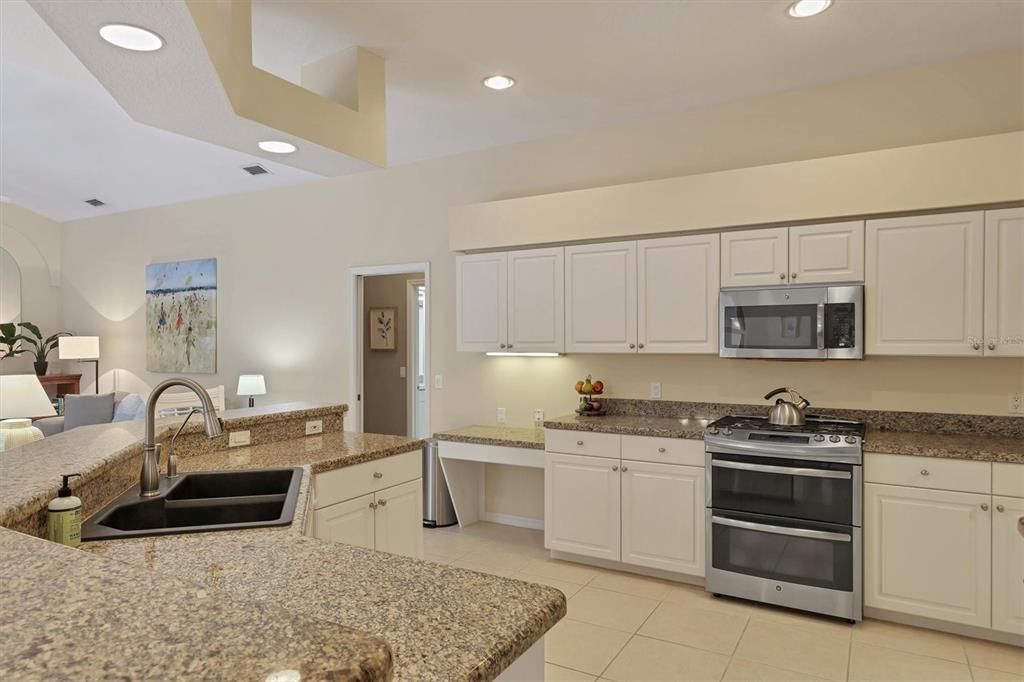 For Sale: $700,000 (3 beds, 3 baths, 2274 Square Feet)