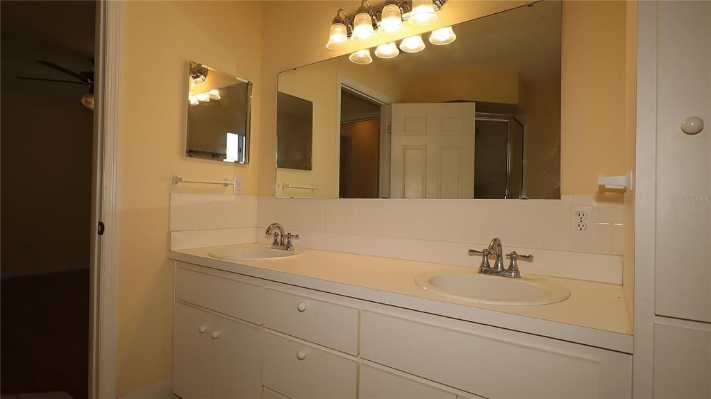 待售: $199,900 (2 贝兹, 2 浴室, 1450 平方英尺)