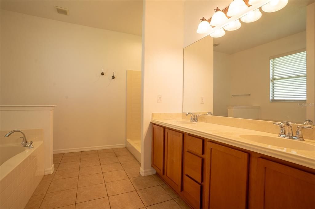 For Rent: $2,190 (4 beds, 3 baths, 2112 Square Feet)