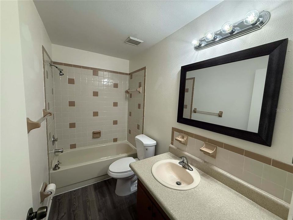 Active With Contract: $1,800 (2 beds, 2 baths, 1000 Square Feet)