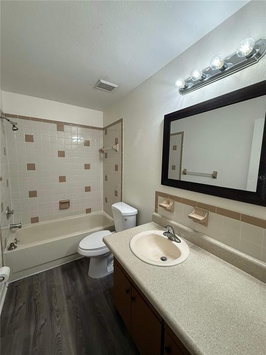 Active With Contract: $1,800 (2 beds, 2 baths, 1000 Square Feet)