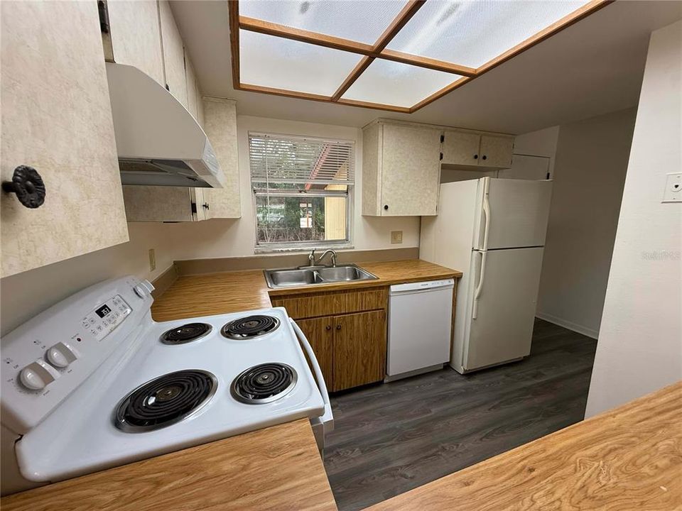 Active With Contract: $1,800 (2 beds, 2 baths, 1000 Square Feet)