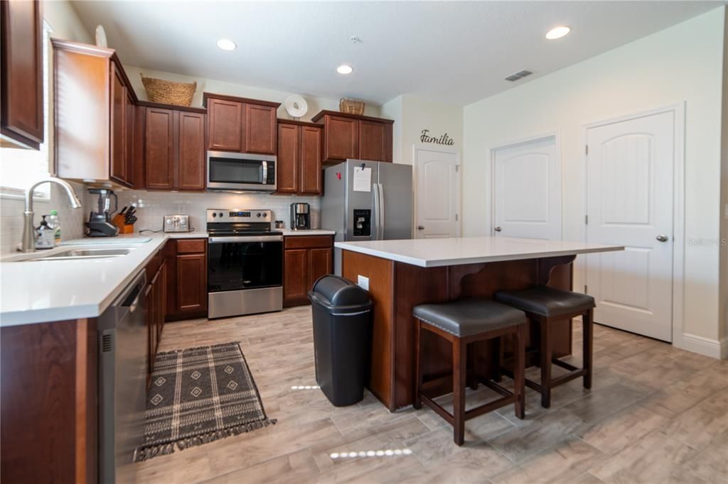 На продажу: $339,000 (4 спален, 2 ванн, 1876 Квадратных фут)