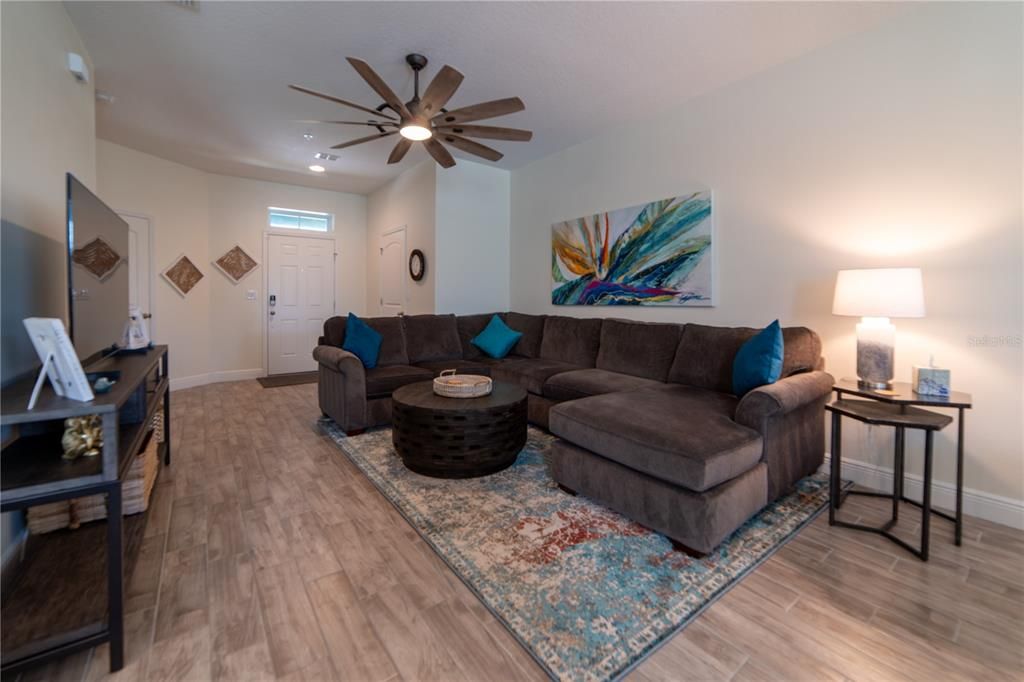 На продажу: $339,000 (4 спален, 2 ванн, 1876 Квадратных фут)