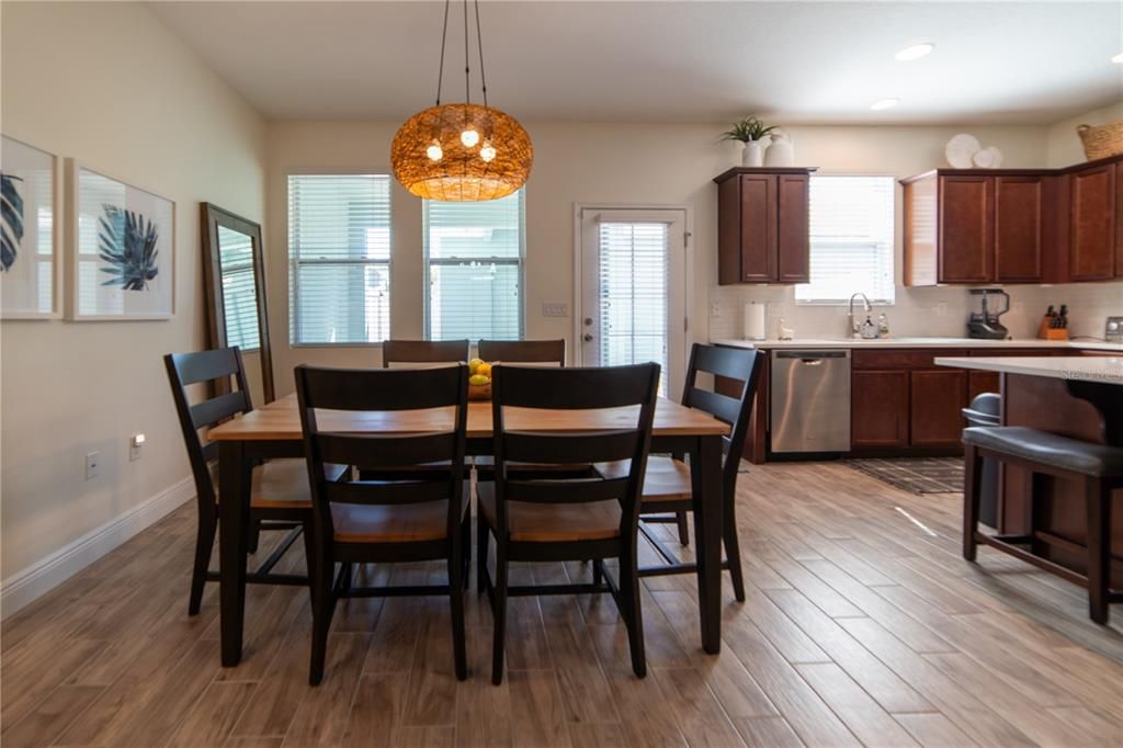 На продажу: $339,000 (4 спален, 2 ванн, 1876 Квадратных фут)