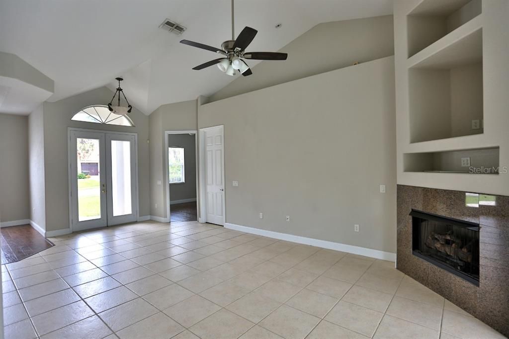 出租: $2,450 (4 贝兹, 2 浴室, 2044 平方英尺)