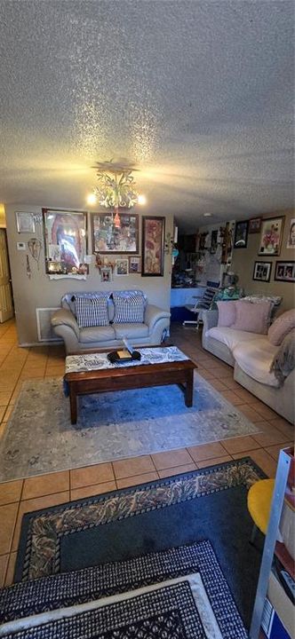 Activo con contrato: $379,000 (5 camas, 0 baños, 1944 Pies cuadrados)