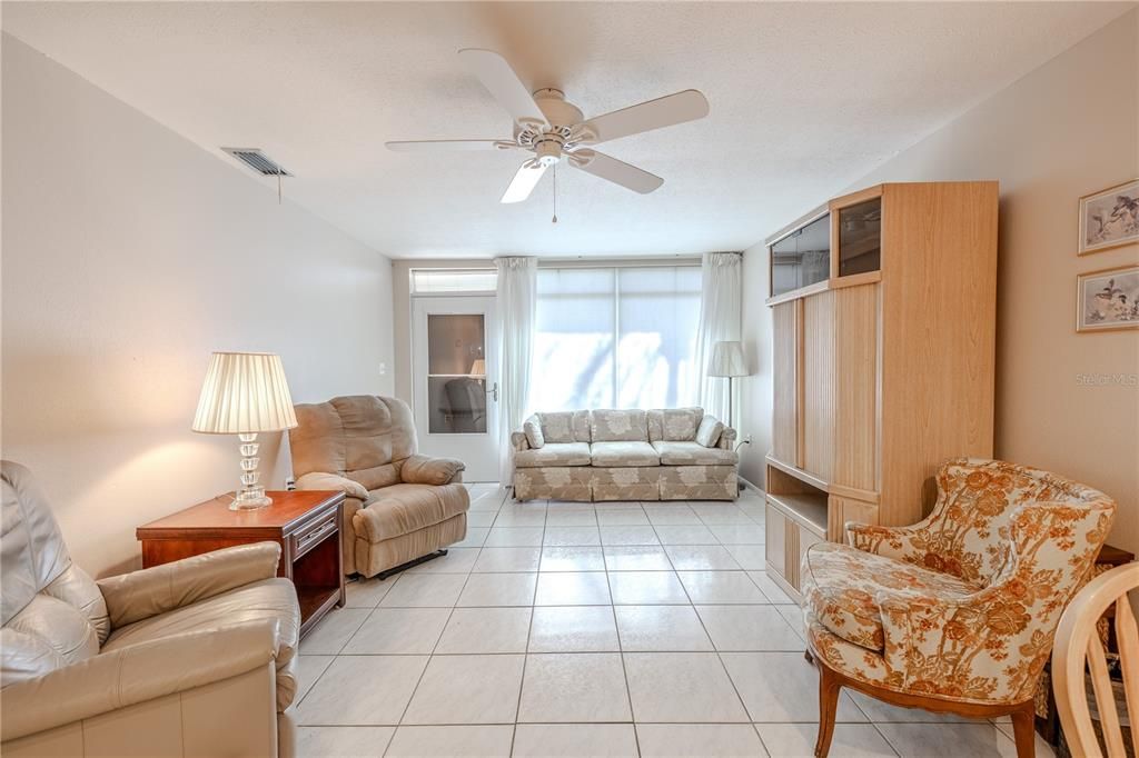 Activo con contrato: $115,000 (2 camas, 1 baños, 768 Pies cuadrados)