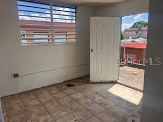 合同活跃: $95,000 (4 贝兹, 2 浴室, 2000 平方英尺)