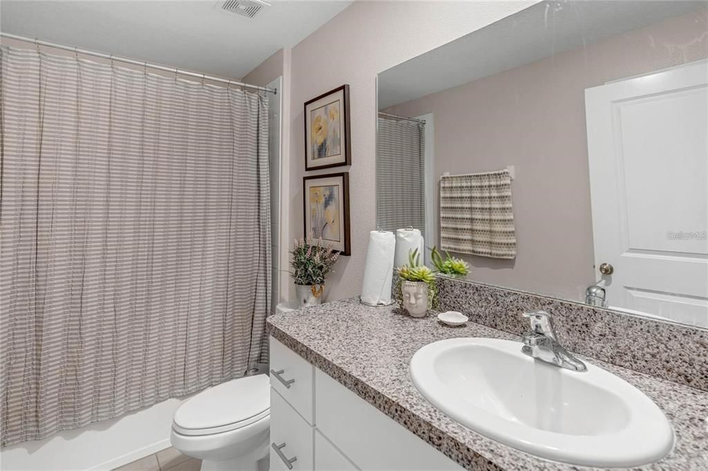 Activo con contrato: $2,700 (4 camas, 2 baños, 1935 Pies cuadrados)