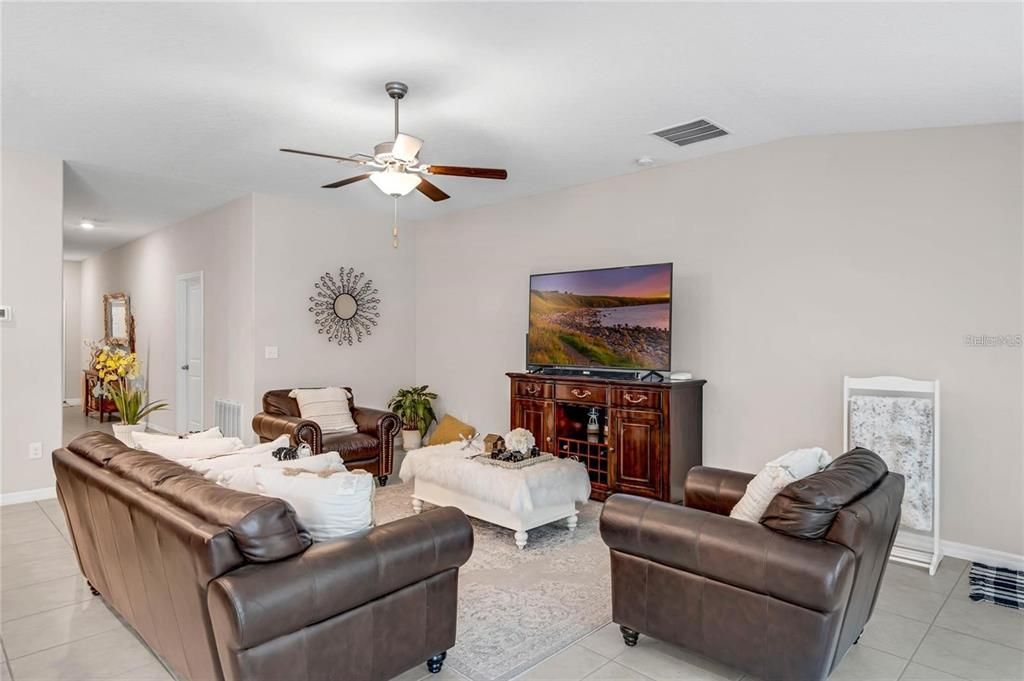 Activo con contrato: $2,700 (4 camas, 2 baños, 1935 Pies cuadrados)