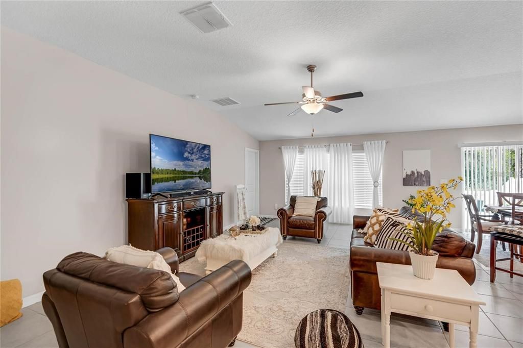 Activo con contrato: $2,700 (4 camas, 2 baños, 1935 Pies cuadrados)