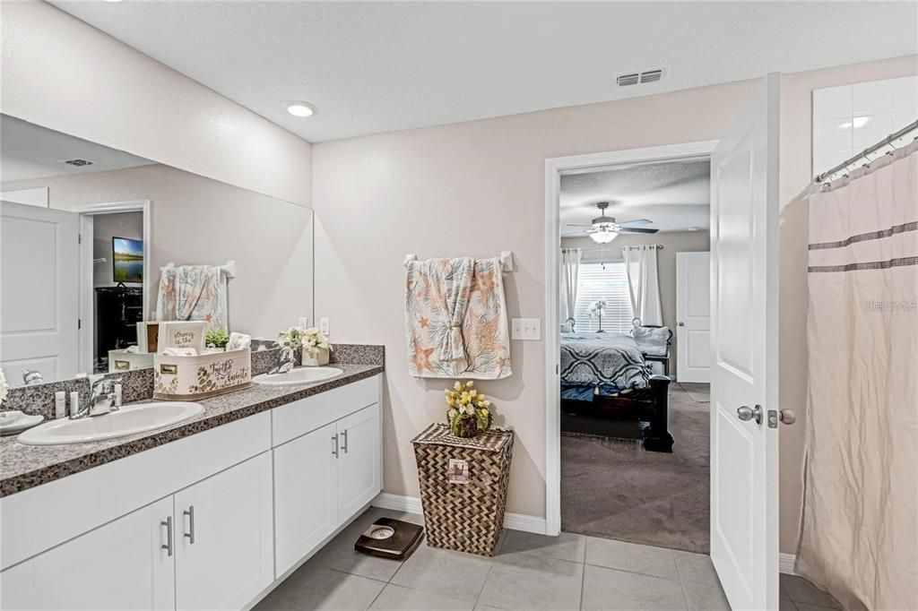 Activo con contrato: $2,700 (4 camas, 2 baños, 1935 Pies cuadrados)