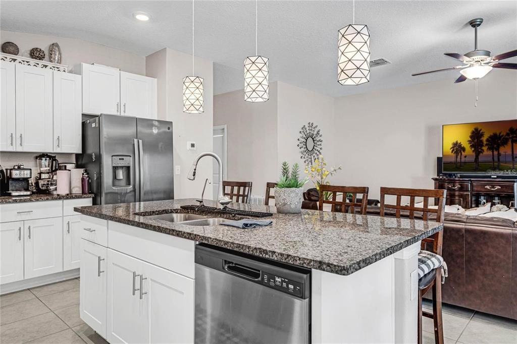 Activo con contrato: $2,700 (4 camas, 2 baños, 1935 Pies cuadrados)