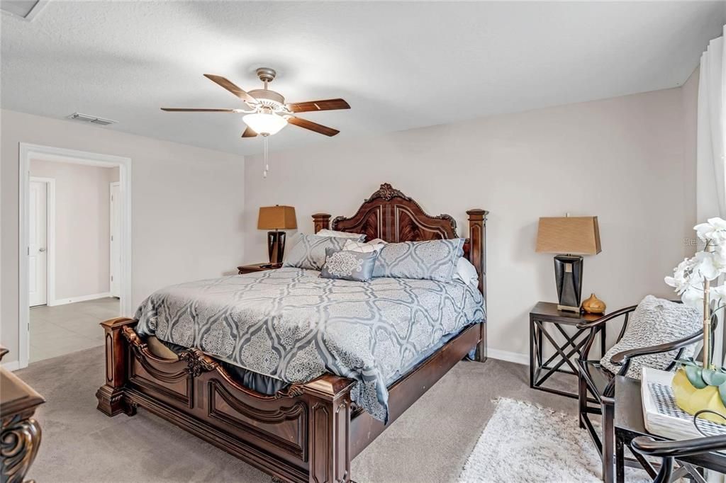 Activo con contrato: $2,700 (4 camas, 2 baños, 1935 Pies cuadrados)