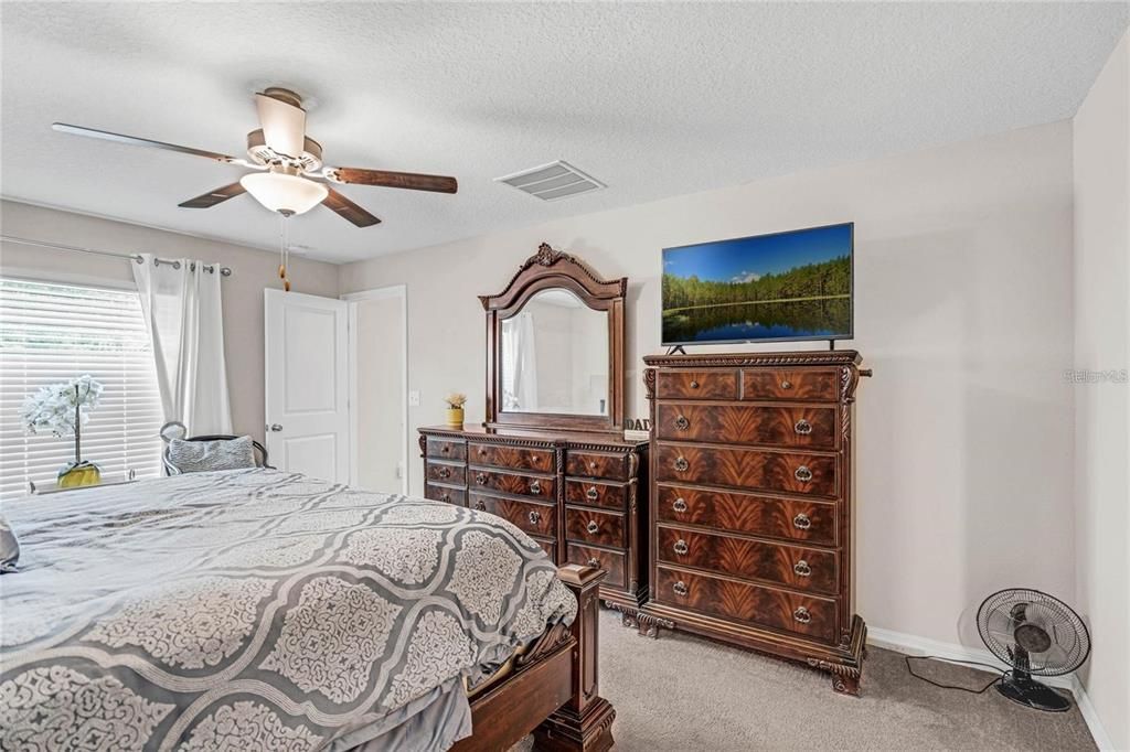 Activo con contrato: $2,700 (4 camas, 2 baños, 1935 Pies cuadrados)