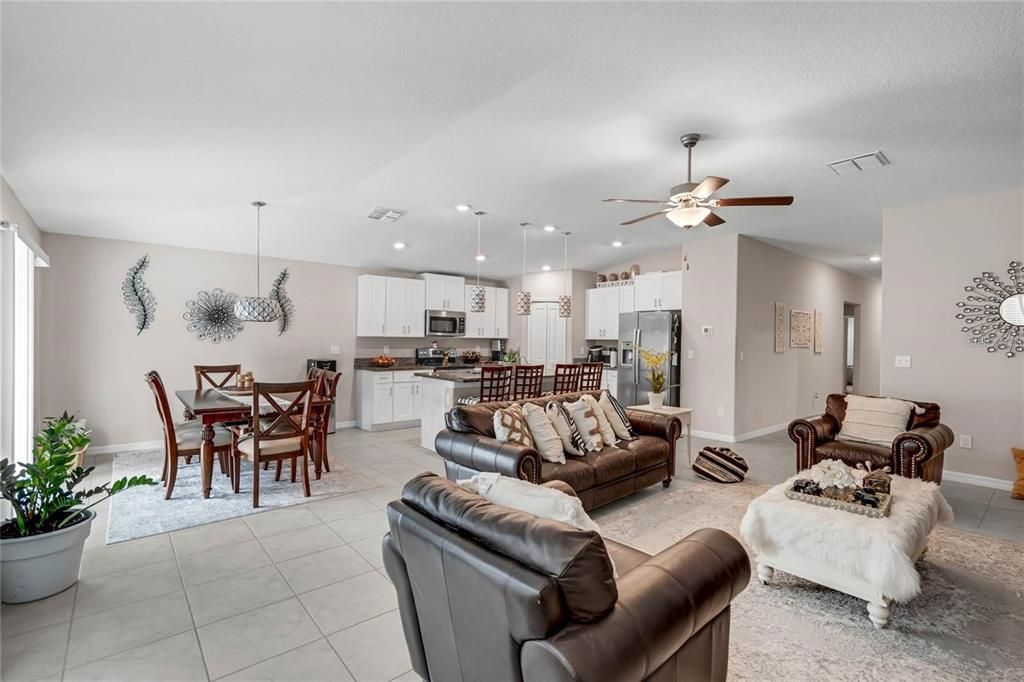 Activo con contrato: $2,700 (4 camas, 2 baños, 1935 Pies cuadrados)