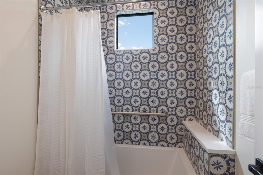 En Venta: $4,500,000 (6 camas, 5 baños, 3400 Pies cuadrados)