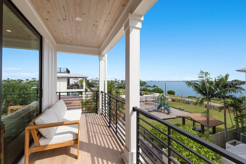 En Venta: $4,500,000 (6 camas, 5 baños, 3400 Pies cuadrados)