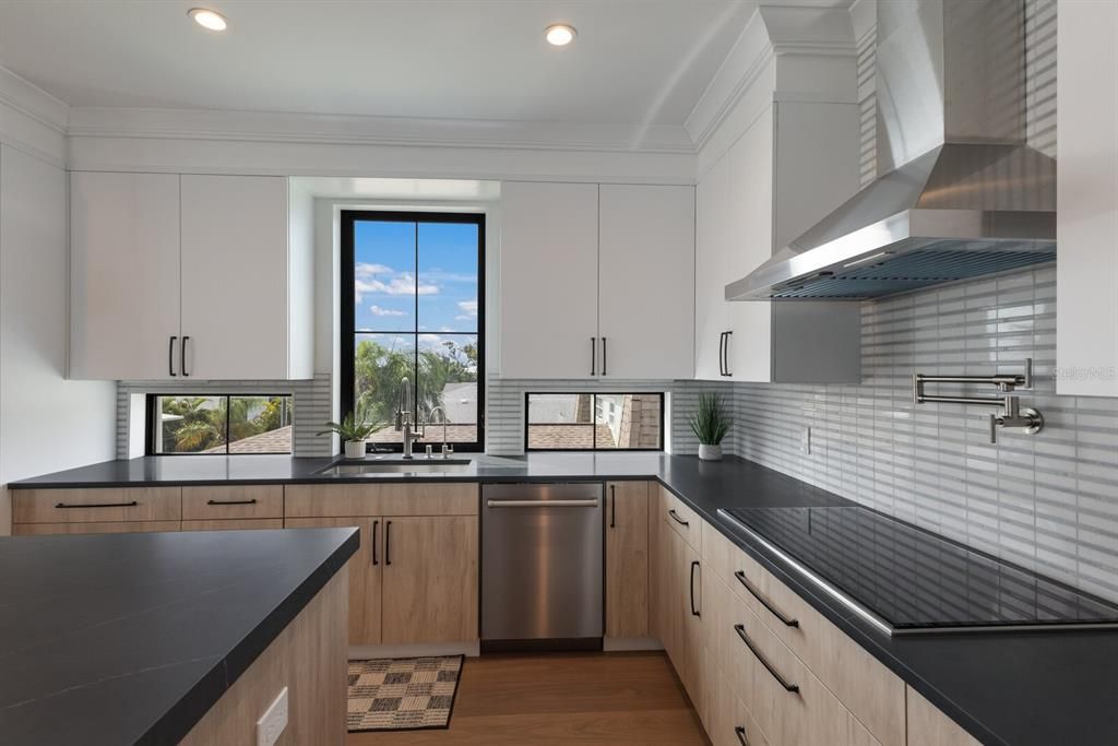 En Venta: $4,500,000 (6 camas, 5 baños, 3400 Pies cuadrados)