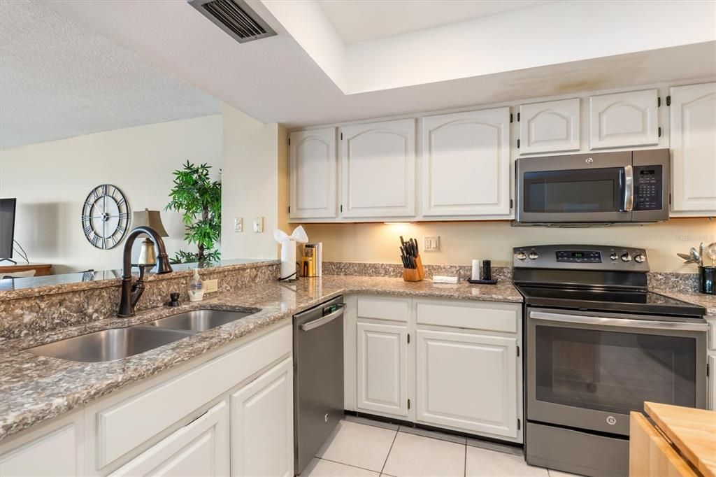 待售: $419,000 (3 贝兹, 2 浴室, 1974 平方英尺)