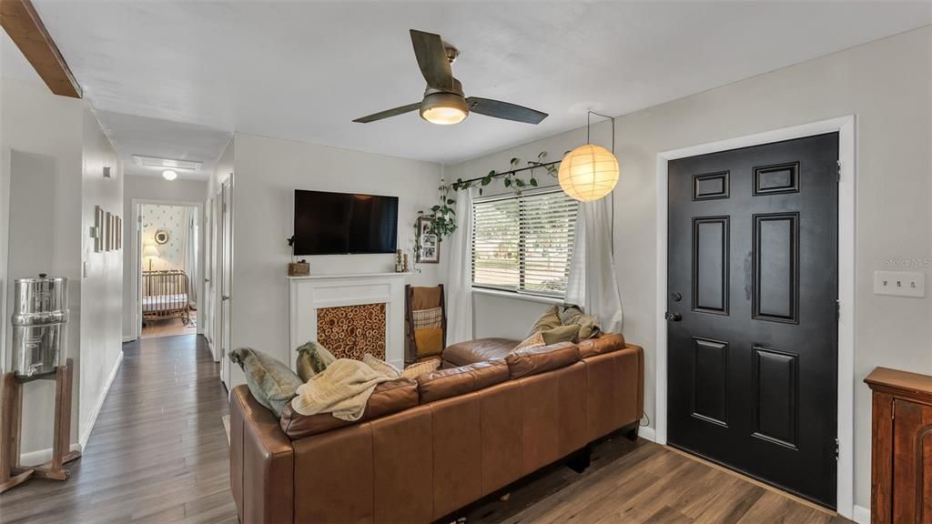 For Sale: $239,000 (3 beds, 1 baths, 1064 Square Feet)