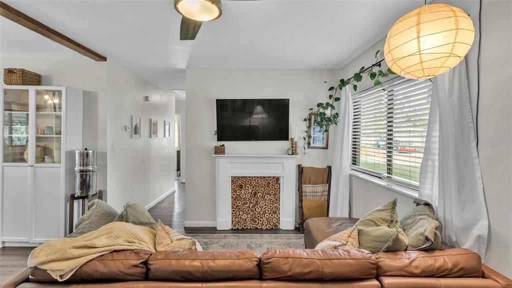 For Sale: $239,000 (3 beds, 1 baths, 1064 Square Feet)