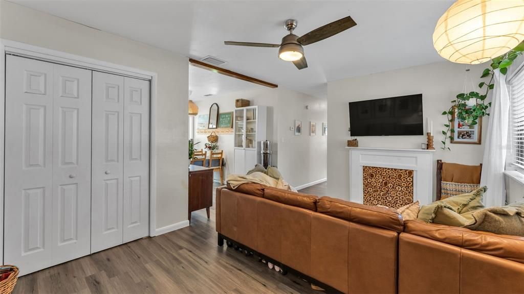 For Sale: $239,000 (3 beds, 1 baths, 1064 Square Feet)