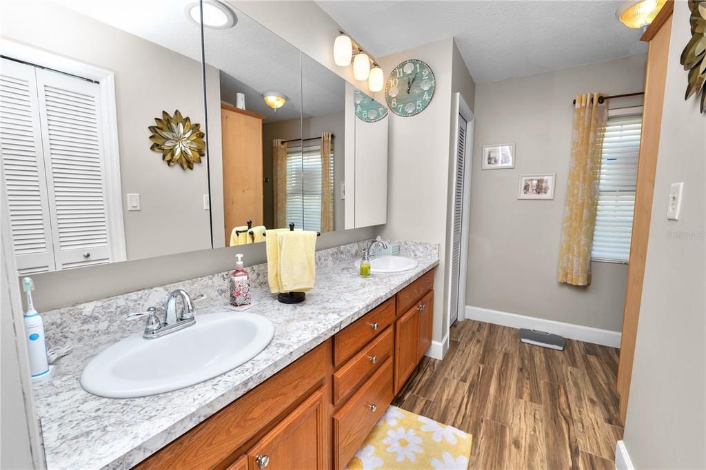 Active With Contract: $259,000 (2 beds, 2 baths, 1435 Square Feet)