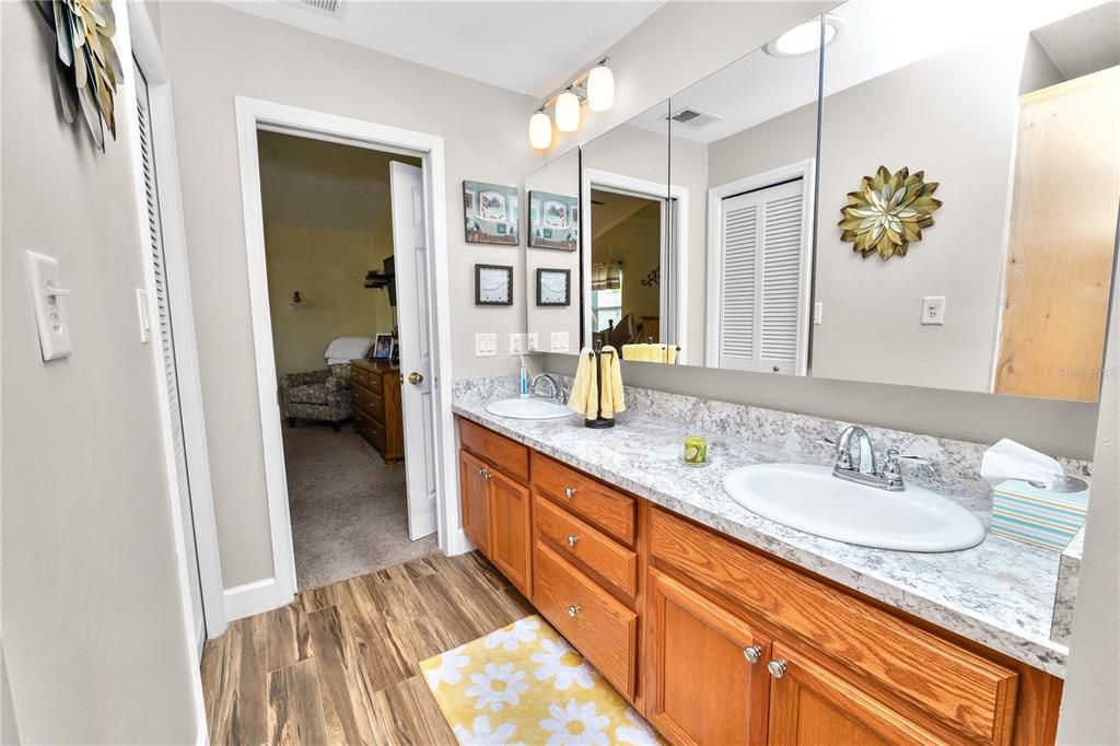 Active With Contract: $259,000 (2 beds, 2 baths, 1435 Square Feet)