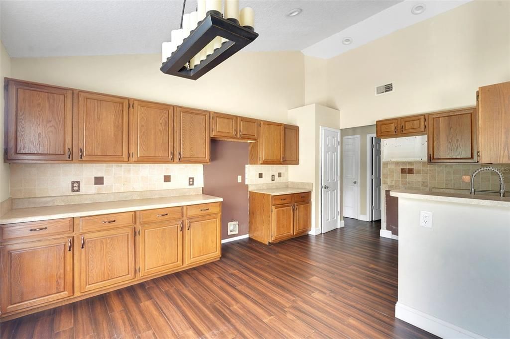 Active With Contract: $419,900 (3 beds, 2 baths, 1686 Square Feet)