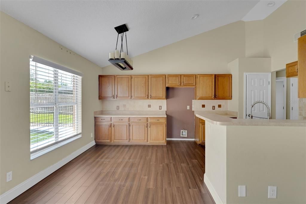 Active With Contract: $419,900 (3 beds, 2 baths, 1686 Square Feet)