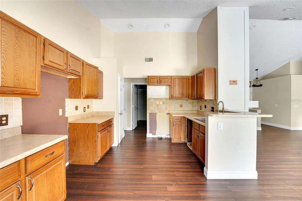 Active With Contract: $419,900 (3 beds, 2 baths, 1686 Square Feet)