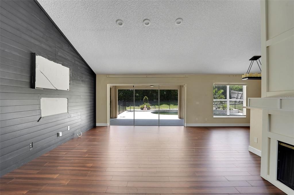 Active With Contract: $419,900 (3 beds, 2 baths, 1686 Square Feet)