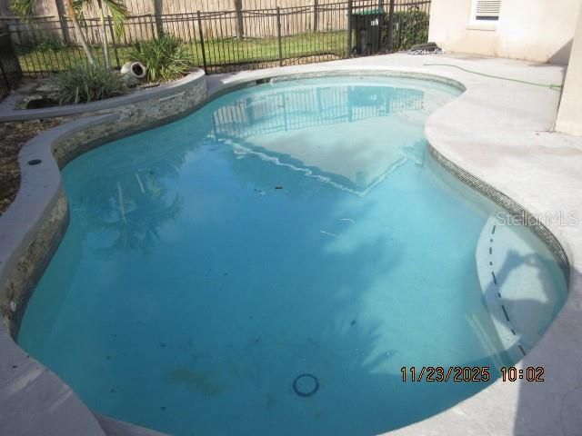 Active With Contract: $419,900 (3 beds, 2 baths, 1686 Square Feet)