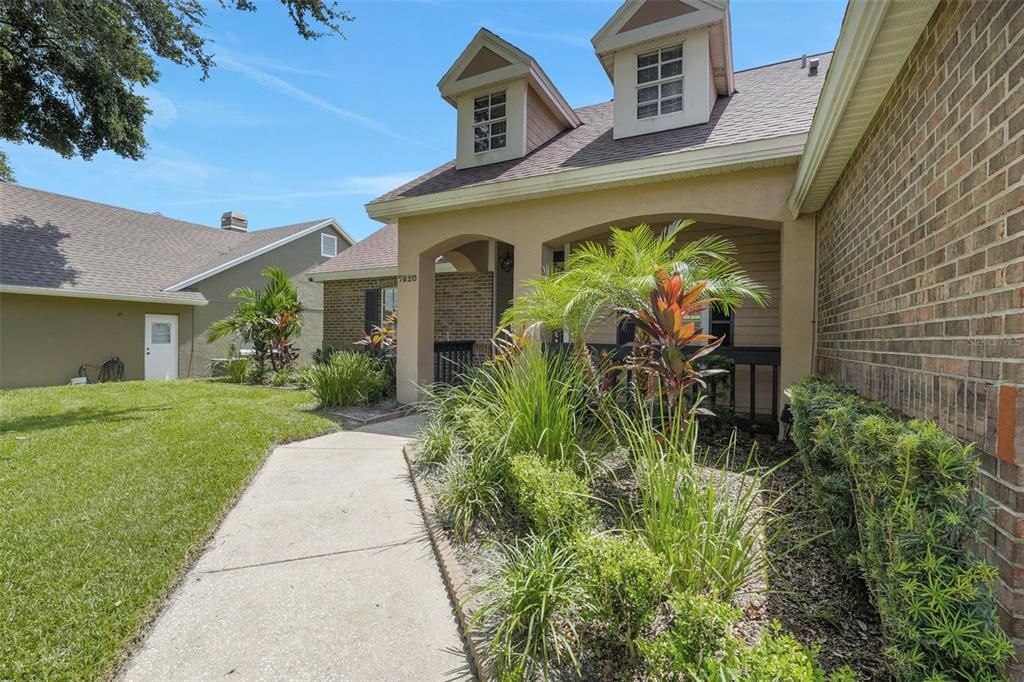 Active With Contract: $419,900 (3 beds, 2 baths, 1686 Square Feet)