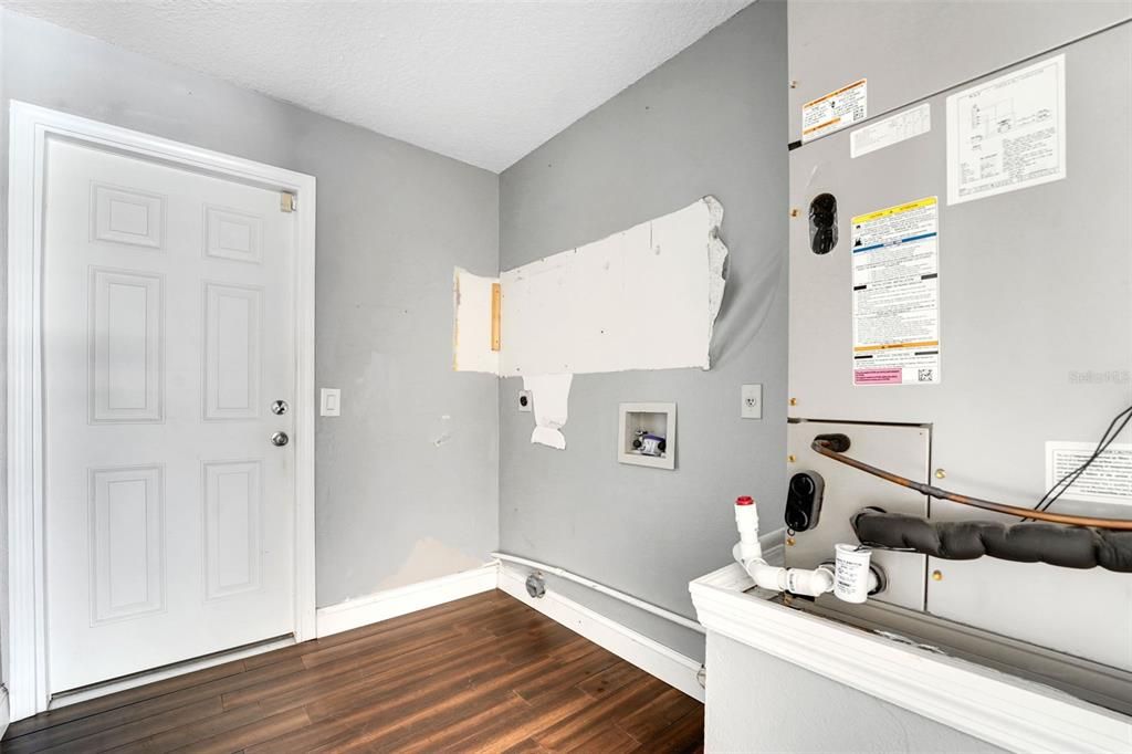 Active With Contract: $419,900 (3 beds, 2 baths, 1686 Square Feet)