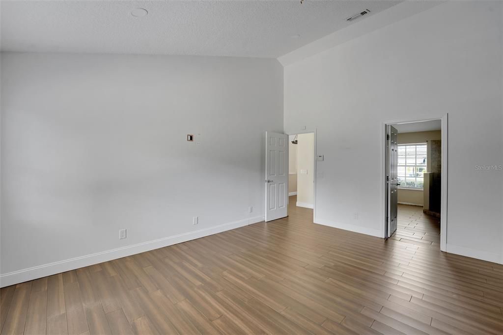 Active With Contract: $419,900 (3 beds, 2 baths, 1686 Square Feet)