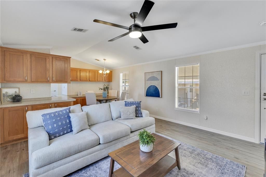 合同活跃: $174,900 (2 贝兹, 2 浴室, 1024 平方英尺)