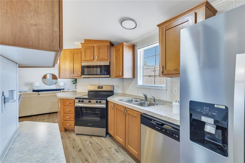 合同活跃: $174,900 (2 贝兹, 2 浴室, 1024 平方英尺)