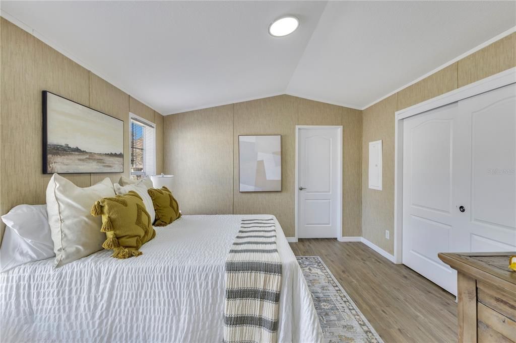 合同活跃: $174,900 (2 贝兹, 2 浴室, 1024 平方英尺)