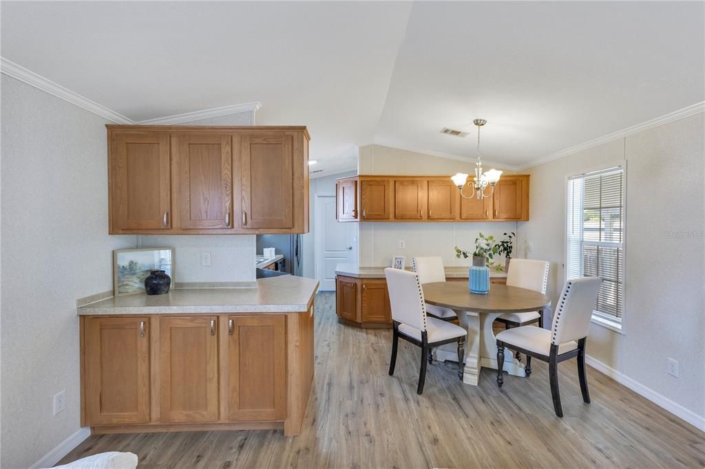 合同活跃: $174,900 (2 贝兹, 2 浴室, 1024 平方英尺)