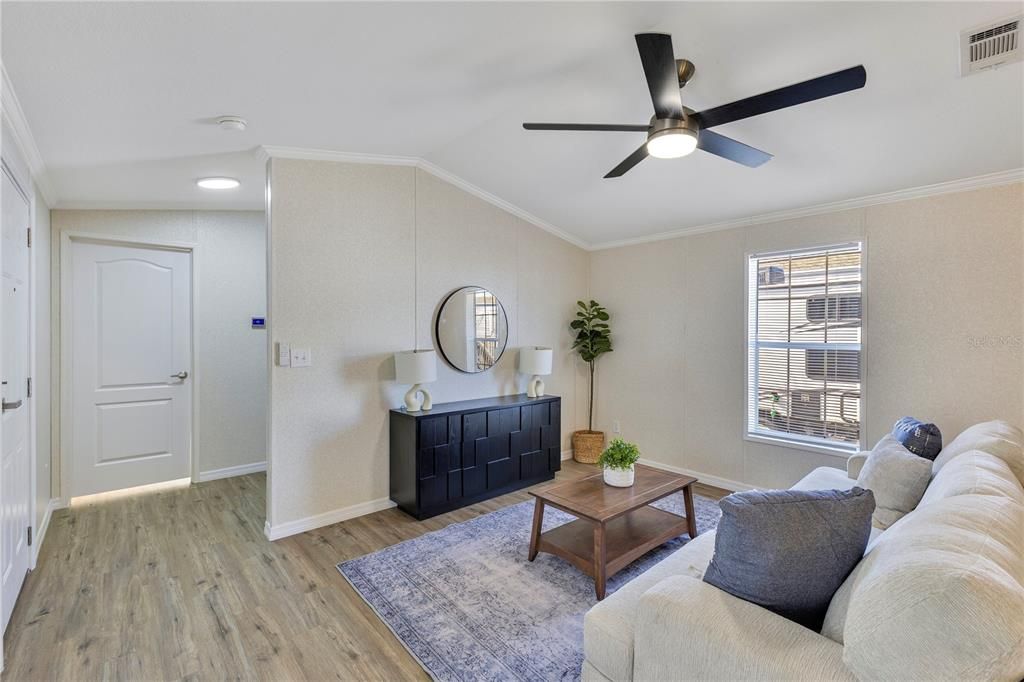 合同活跃: $174,900 (2 贝兹, 2 浴室, 1024 平方英尺)