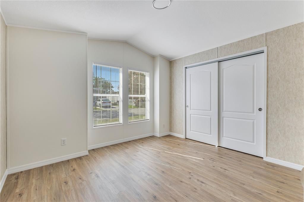 合同活跃: $174,900 (2 贝兹, 2 浴室, 1024 平方英尺)