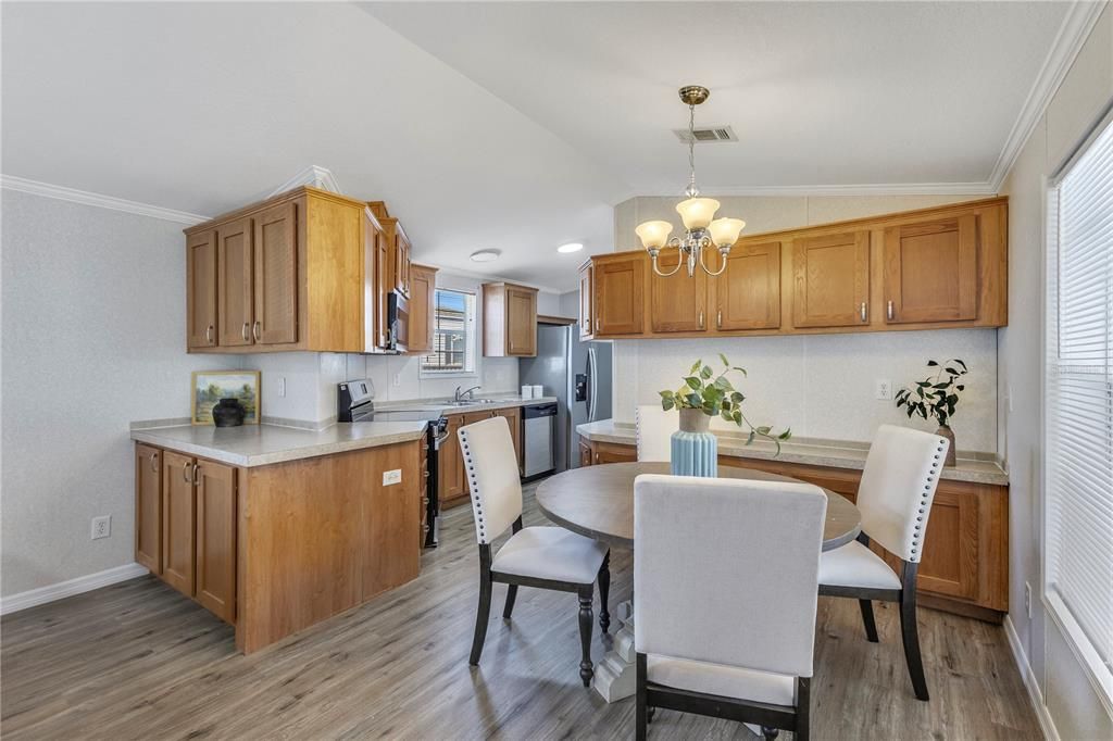 合同活跃: $174,900 (2 贝兹, 2 浴室, 1024 平方英尺)