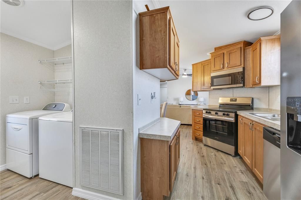 合同活跃: $174,900 (2 贝兹, 2 浴室, 1024 平方英尺)