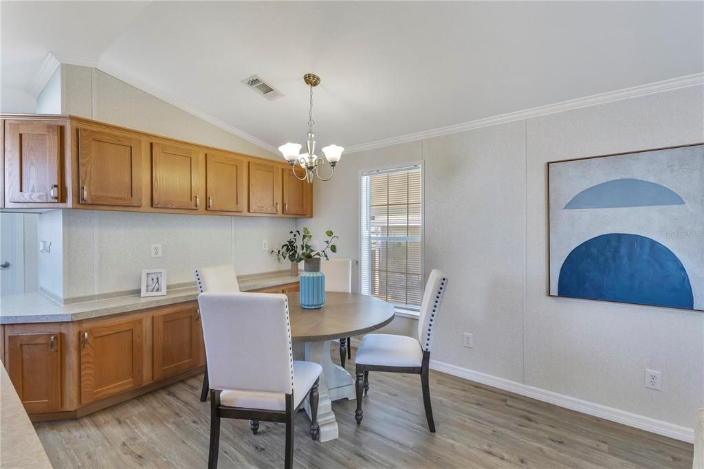 合同活跃: $174,900 (2 贝兹, 2 浴室, 1024 平方英尺)