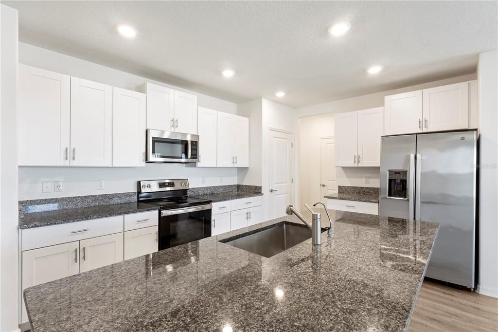 待售: $539,000 (6 贝兹, 3 浴室, 3326 平方英尺)