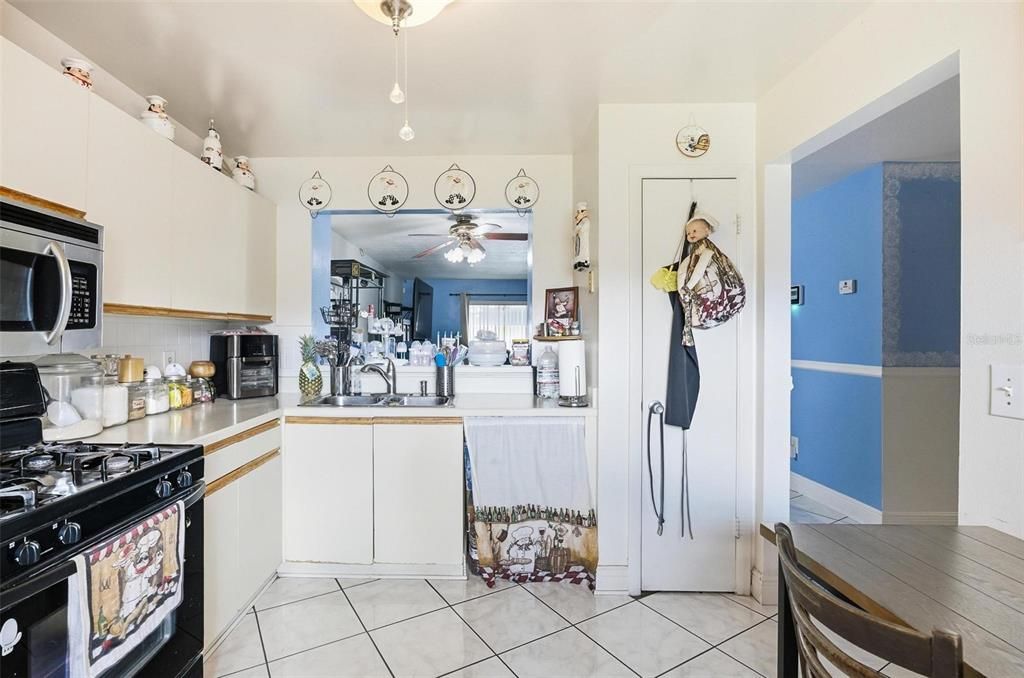 Activo con contrato: $300,000 (3 camas, 2 baños, 1328 Pies cuadrados)